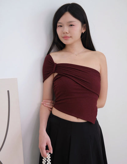 Tyla Padded One-Shoulder Top in Wine